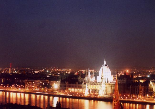 漁夫の砦からの夜景です。行った時まだかなり日が長く9時近にやっと暗くなりだしました。