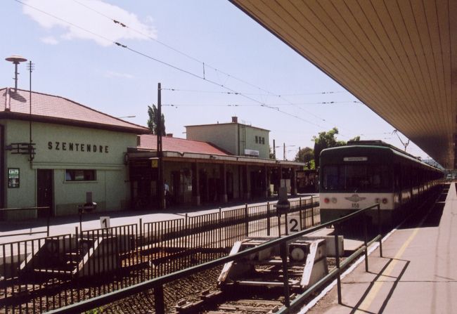 HEVに乗ってSzentendreへ。Batthyany terから約一時間。電車はかなり揺れました。ブダペストカードに追加を払えば破格の約200円位で行けたと思います。