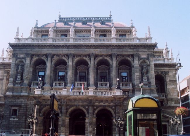 国立オペラ劇場。館内ツアーに参加しましたが写真撮影は禁止だったのでとりあえず外見だけでも。