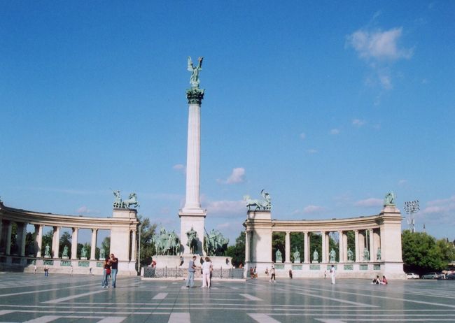 英雄広場。記念碑も素晴らしいですがこの敷き詰められた石のタイル（？）の精密さに圧倒されました。その横を地元のスケボー少年達が行ったりきたりしてましたが・・・