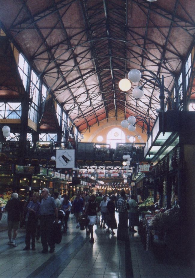 中央市場。外から見ると市場とわからないような建物の中にありました。吹き抜けがかなり気持ちのいい場所でした。一階は生鮮食品・パン等、二階はお土産を売る屋台的なものが並びその奥にはフードコート的な場所がありました。そこで食べたグヤーシュ結構美味しかったです。