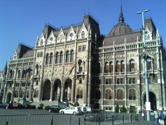 国会議事堂にはツアーに参加する以外は入れません。通常一日に２・３回ツアーが行われます。生憎日本語のツアーはありませんがそれでも超お勧めです。約40分位のツアーですがSecurity Checkがかなり厳しく中に入るまでに２０分位かかりました。