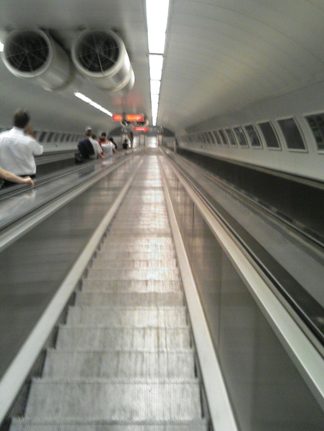 地下鉄。Ｍ２に乗るときのエスカレーターは日本と比べるとかなり急で高速でした。噂の厳しい検札にも何度も遭遇しました。ちゃんと旅行者らしき人々をねらってきます。滞在中、罰金を払わされている人を何度も目撃しました。こんな時もブダペストカード大活躍でした！