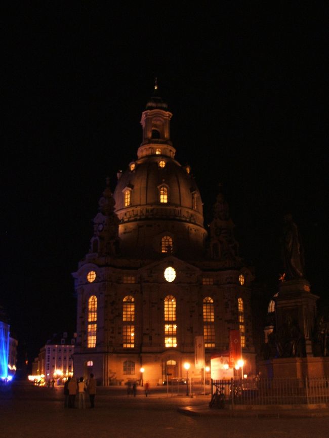 夜の闇に幻想的に浮かび上がるフラウエン教会。ライトアップがちょっと中途半端なのが残念といえば残念だけど、これくらいの方がいいのかも知れません。