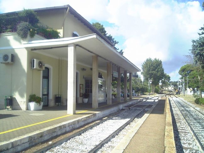 翌朝、バーリ港に着き、その足で、バーリ駅からボロボロローカル電車でアロベロベッロへ。こじんまりとした駅、周りはなーんも無し。徒歩１０分でアロベロベッロの集落に。