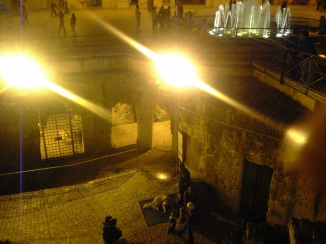 再びバーリに戻り、そこから洞穴住居(サッシ)のマテーラへ。またまたおんぼろローカル電車で向かう。晴れた青空と南イタリアの乾いた風が車内に入ってきて、とても気持ちよい。夕方マテーラに到着。とりあえず、市街地の方へ向かう。