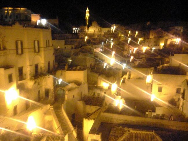 途中、５〜６人に道を聞きながら、ユースホステルを目指す。こっちの人はホントにやさしい。言葉分からずとも、身振り＆手振りで親切に教えてくれる。