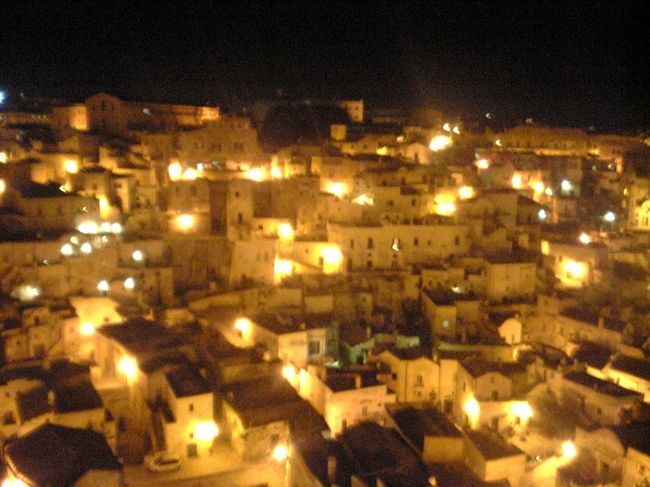 旧市街であるサッシのある所と新市街は隣り合っていて、新市街地からサッシを一望できる。ライトアップされていて、とっても美しい。新市街地には店も沢山あって、賑やか。