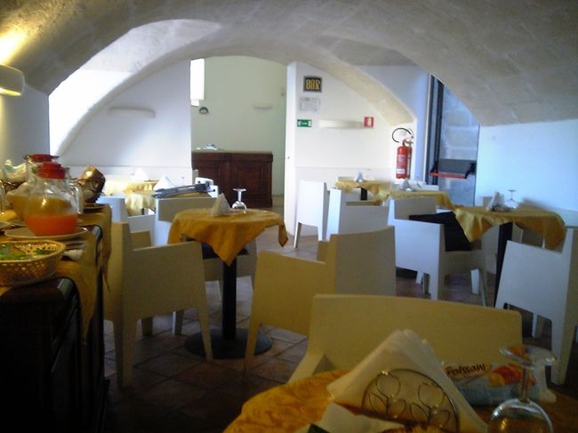 ここのユースホステルは凄くて、サッシと呼ばれる洞穴住居を利用して作られている。受付が１階で、なんと部屋が地下のあるのです。しかも、古い石造りなのにエレベータまで完備。かなりお勧めのホテル。ドミトリなら安いし。