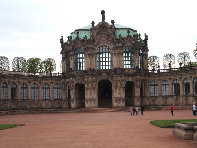 その後、ドレスデンの象徴であるツヴィンガー宮殿に向かいます。ザクセン王国の栄華を映し出す壮麗なバロック建築です。現在、内部にはいくつかの博物館があります。<br />開館時間は10:00で、9:40頃からウロウロしてたのですが、10:00ちょうどくらいに、中庭の噴水が一斉に稼動しはじめます。庭だけなら夜でも見れますが、雰囲気を味わえるのはやはり営業時間内がいいみたいです。