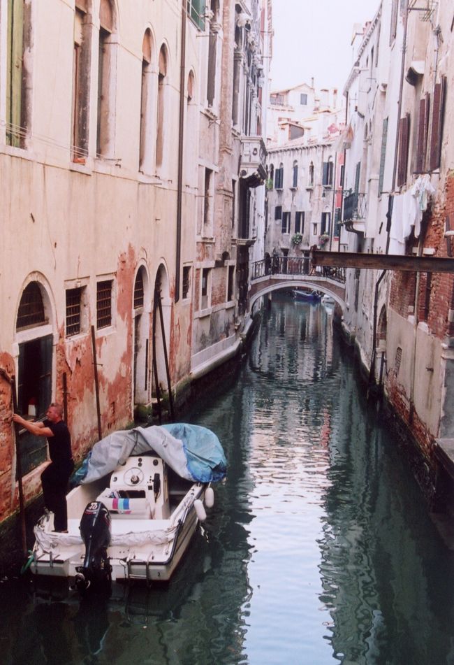 空港からのバスを降りスーツケースを引きずりながら五分も歩くといかにもVeneziaといった景色がずばずば目に入ってきました。何度となくこんな景色を見ましたが全く飽きることなく感動の連続でした。