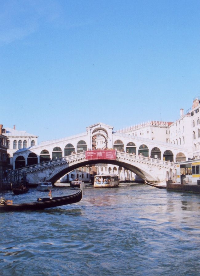 かの有名なPonte Realto。橋の美しさに驚き、橋の上に店があることに驚き、そしてそこで売られているものの高さに驚きました。