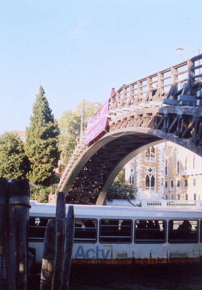 木製のPonte Academia。この橋も風情があってなかなか良かったです。