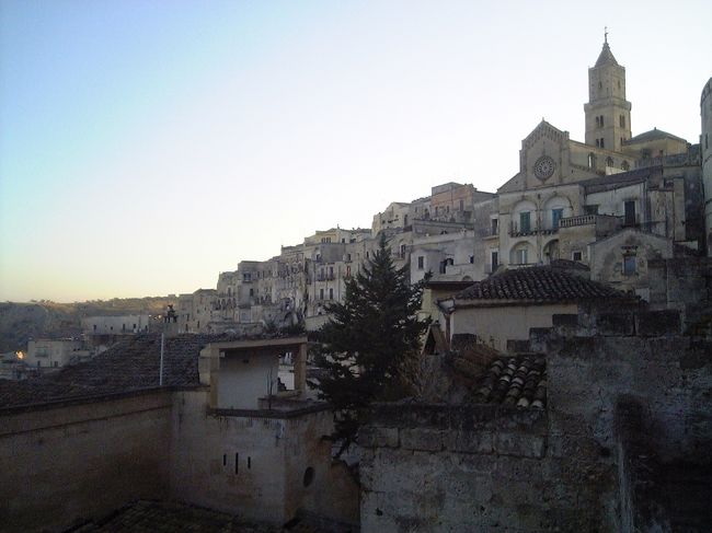 翌朝、昼間のサッシを見に外へ。夜とは違って、クリーム色の石造りの家々が密集しているのが細部まで見える、圧巻！。よく住んでいたと思う。