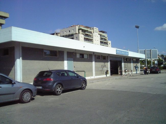 お昼、ナポリ行きバスに乗るため、マテーラ駅前に。いざナポリヘ。