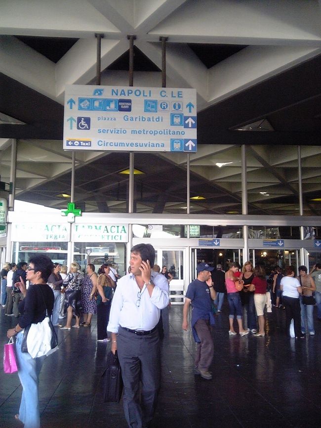 夕方、ナポリ到着。めちゃめちゃ人が多い。そして、ゴミが、道中に散乱してすごいことに。。。<br />さらには、信号がほとんどなくて、人は車を避けながら、車は人を避けながら動いてる。バイクは２人乗りは基本で、たまには３人乗りも、しかもスク−ター。凄いところ＞＜