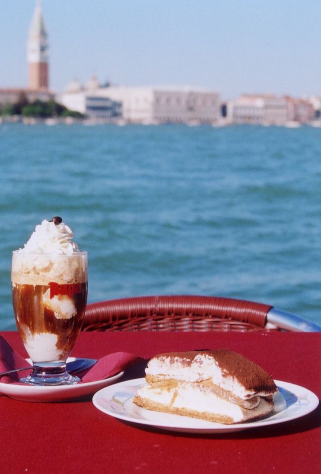 大好物のティラミス。現地の人に言わせるとコーヒーケーキ。日本で食べるものに比べるともっとケーキ・ケーキしてましたがとても旨かった。