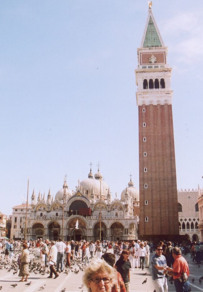 Campanile　僕が行った日は込み合っていて１０分くらい待ちました。荷物は上へは持って行けず下のロッカーに預けエレベーターに乗り込みました。