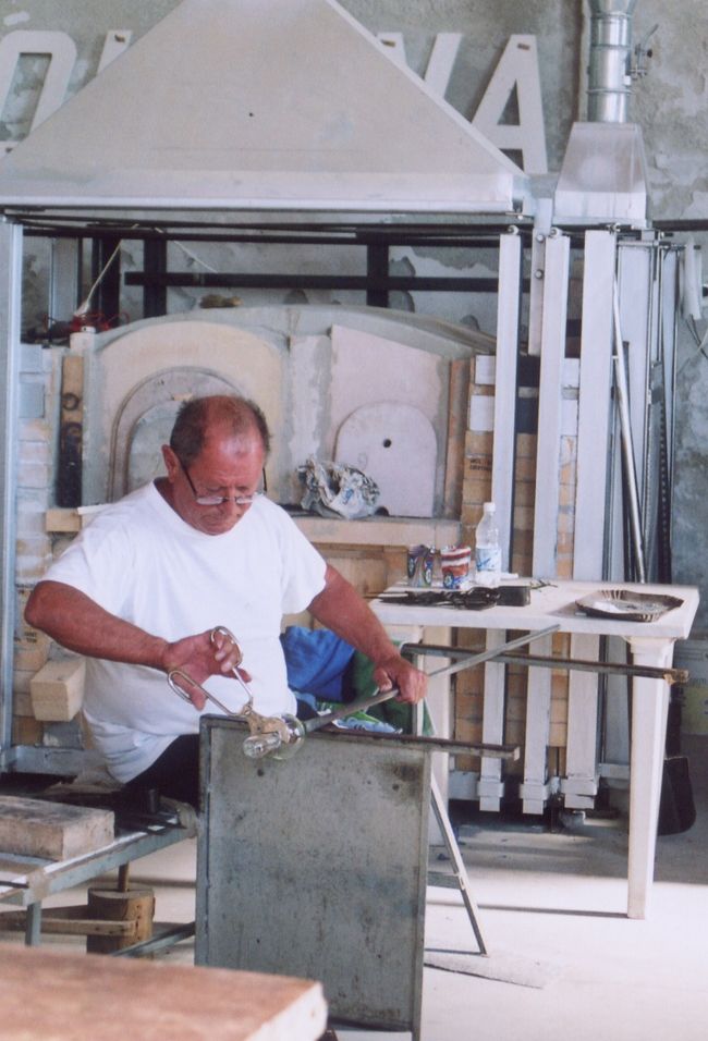 Murano島でガラス工場を見学しました。工場見学は約10分。あと約20分はセールスでしたが・・・