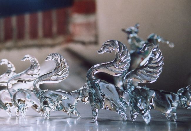 ガラスのリス。これをあっという間に鉄橋で作る技術には脱帽。