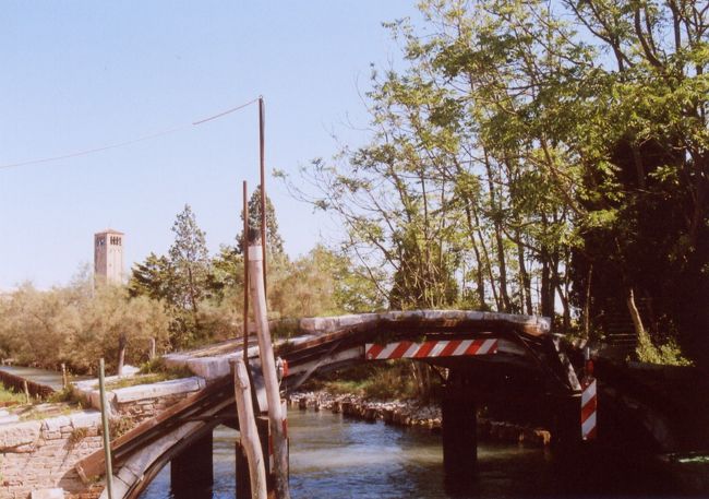 Torcello島の Ponte Diavolo。この島はVenezia発祥の地の一つらしいです。見所はここと教会位で30分もあれば見学完了です。