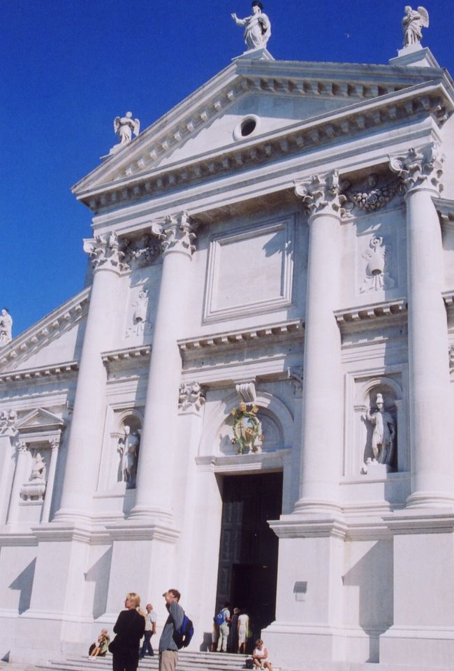 San Giorgio Maggiore<br />丁度San Marcoの対岸にあります。青空に真っ白な建物が目に焼きつきました。また教会の階段に座り運河越しに見るSan Marcoもとても印象的でした。