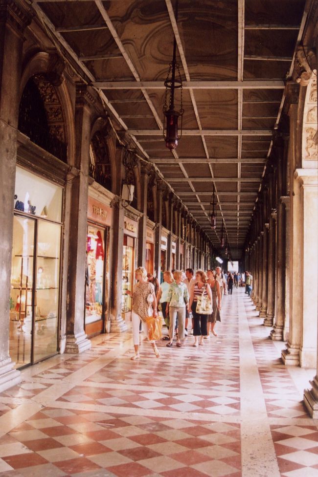 San Marco広場を囲む回廊には沢山の店がありました。食べ物からガラス細工まで見るだけでも結構楽しめました。