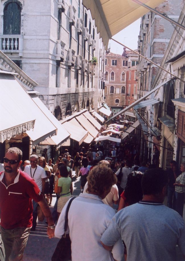 Realto近辺。原宿の竹下通りなみに込み合っていました。