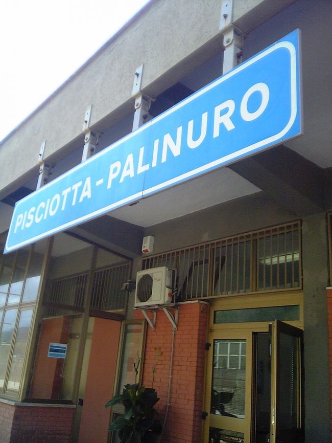 翌朝、早起きしてパリヌーロの青の洞窟に行くことに。<br />ナポリから電車で２時間。ようやく駅に到着。