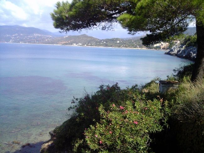 駅から、ローカルバスでさらに１０分で市内へ。そこから、徒歩で２０分くらい歩いてようやく港へ。遠い。。。<br />途中眼下に見える、海の様子。<br />エメラルドグリーンとコバルトブルーの海はとても綺麗。<br />海水浴客もいたりして、ちょっとしたリゾート地の様子。スキューバもできるらしいです。