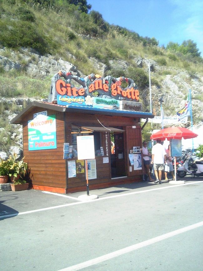 洞窟ツアーをやっている所で受付を。<br />あと１０分ほどで出航ということで、タイミングよかった＾＾