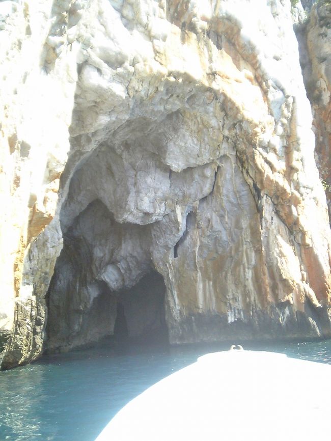 洞窟を４つ程回って、最後に船でしかいけないビーチに行くコースでっす。