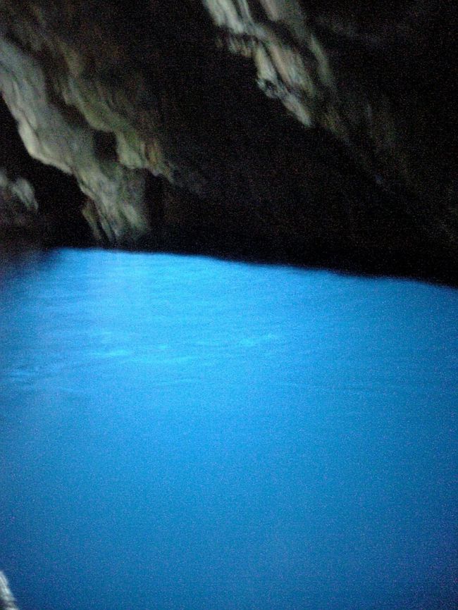 行きでは青の洞窟に行かなかったので、”残念今日は無理か。。＞＜”と思ったら、最後に行きでは入らなかった洞窟へ。<br />おぉ〜めちゃめちゃ美しく、綺麗！<br />わざわざ３時間くらい来たかいがありました。<br /><br /><br /><br />帰り道、バスの時間を聞くために案内所的な所に行ったら、２時間後とのこと。<br />え〜＞＜みたいなことを言ってたら、そこの人が車で駅まで送ってあげると。ラッキー
