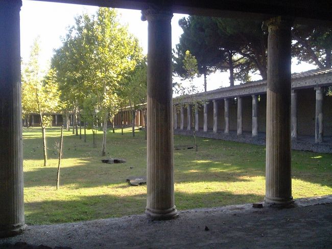 ナポリまでの途中ポンペイがあるので、寄る。<br />２０００年くらい前に朽ち果てた街並み。そして、広い。