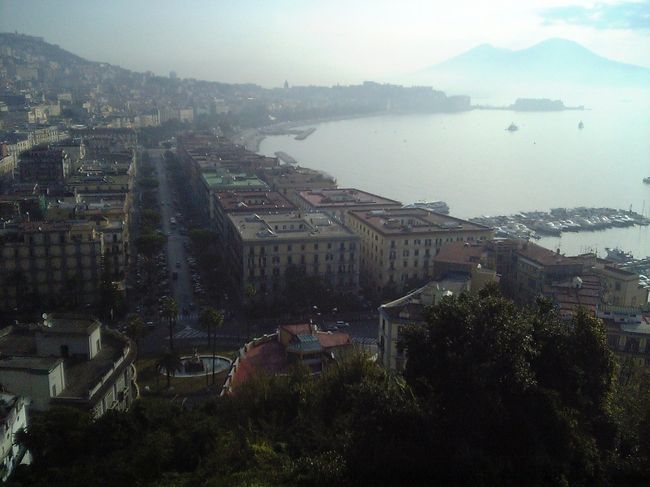 翌朝、同じくナポリが一望できる場所に行く。<br />昨日とはちがって、昼間もよいですな