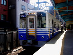 福井からはえちぜん鉄道で永平寺口へ。

このえちぜん鉄道、昼間は殆どの列車にアテンダントなる女性が乗務しています。

言うなればドアの開閉操作をしない車掌さんで、切符の販売や乗り換えの案内、沿線名所も教えてくれたります。

皆さん美人な方なので、アテンダント目当ての乗客も増えたとか…。
