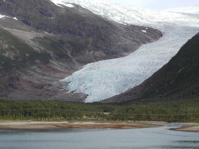 氷河がすぐそこ。<br />激近でした。びびった。