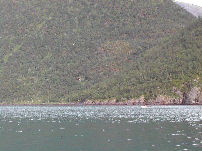 右下にボートがあるの見えますか？<br />釣をしてるみたいです。<br />どうやら地元人らしい。<br /><br />びっくりした。