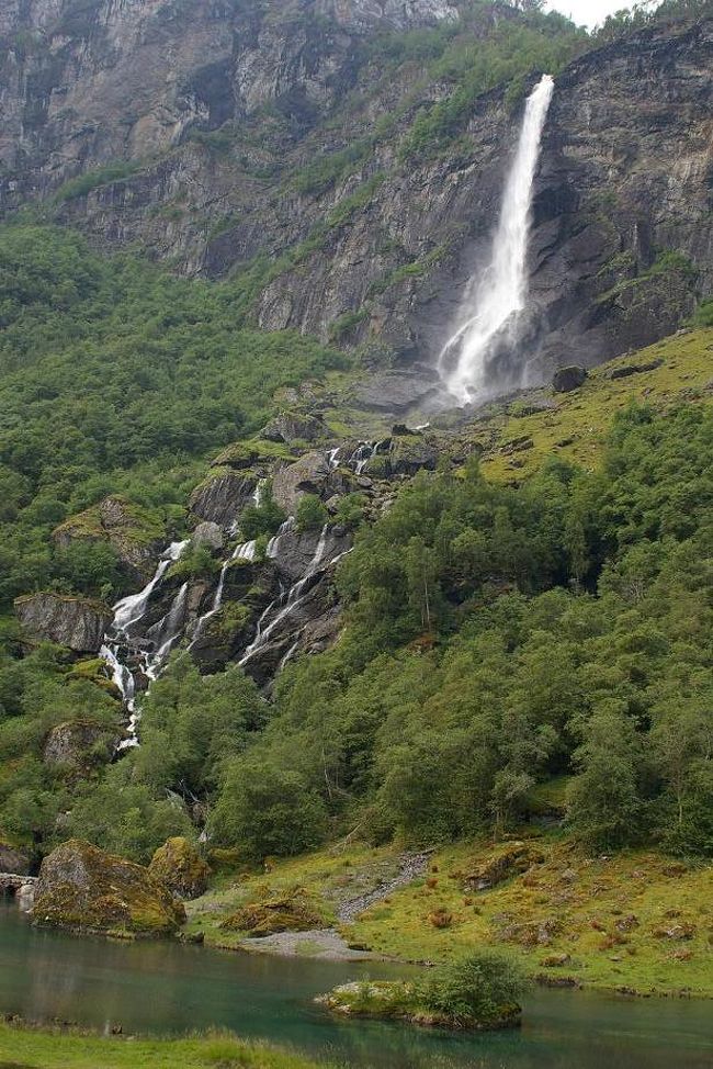 電車から見えた滝の近くまでやっとたどり着きました。写真じゃわからないですが、かなり豪快で迫力あったんです。<br />滝の上から見下ろしているわけじゃないのになんか足がすくむ感じがしました。それって滝つぼがないからかな、と思いました。日本だと普通の滝ってちゃんと滝の終わりである滝つぼがありますよね。<br />