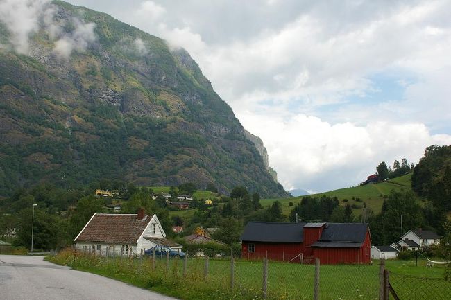 DalsbotnからFlamまで１時間くらいかな、と言われていたのに、結局たっぷり２時間かかりました。写真撮りながらだったけど、それにしてもまた時間が合わなかった。<br />ちょっと疲れたけど、予定のフェリー１５：００までちょうどいいお休みができることになりました。