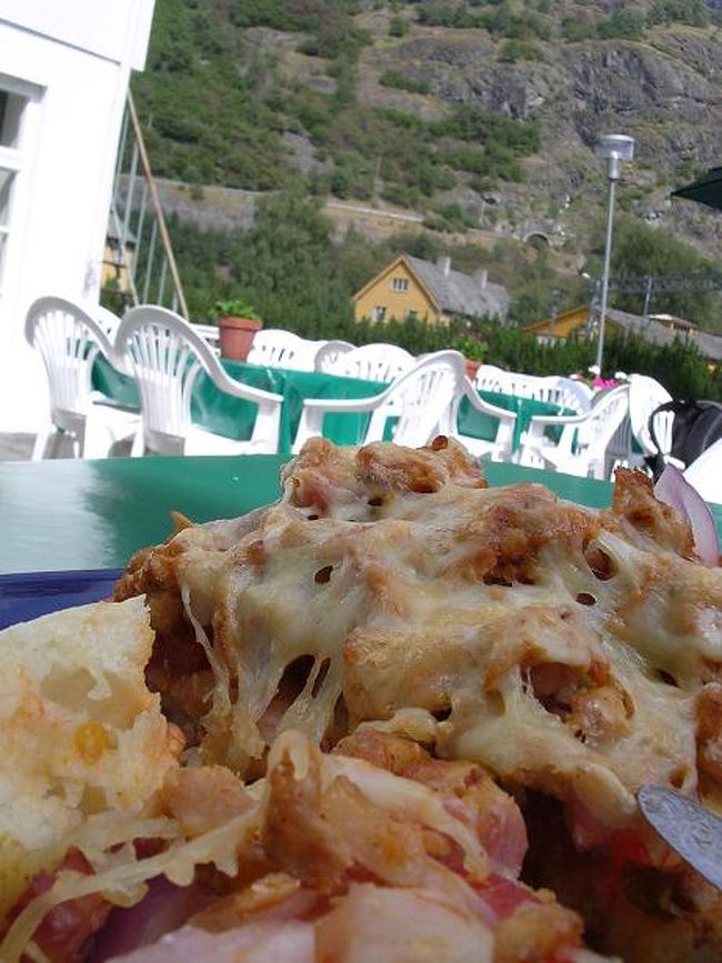 お昼どうしようかと思ったけど、ホテルのカフェレストランに入ることにしました。チキンサンドらしきものを注文。サンドとは言ってもピザみたいです。パンに乗せてある感じだけど、とてもじゃないけど、はさめる量ではない。しかたないからナイフで切って食べたけど、結構おいしかったです。チキンにスパイスきいてて、玉ねぎもきいてておいしかった〜。<br /><br />さて、ゆっくりしたし、いよいよクルーズです。