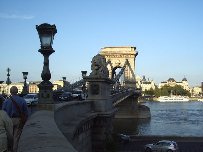 ブダ地区とペスト地区を最初に結んだクサリ橋、第二次大戦では落ちたようです。戦争博物館で当時の様子の写真が見られます。