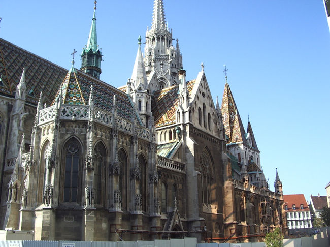 マチューシャ教会の外観です。朝９時から観光客が入場できます。フラッシュをたかなければ内部の写真撮影も可能です。