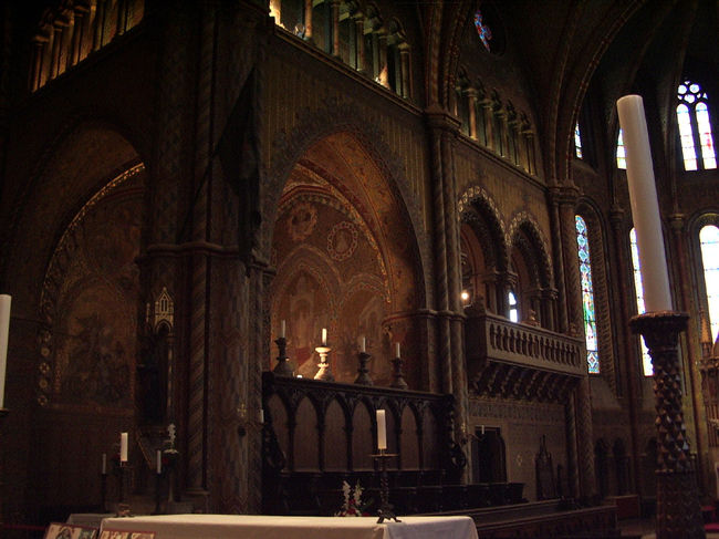 教会内部の写真です。フラッシュなしでオートフォーカスで普通に撮影しています。少し画像処理すれば明るくなるかと思います。