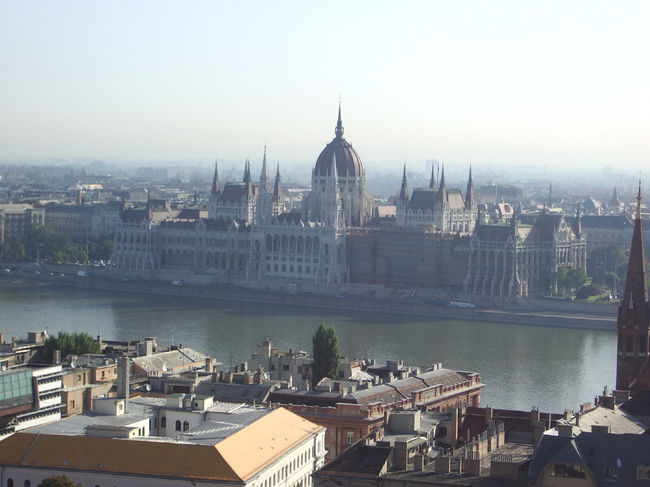 ブダの丘から見るペスト地区。ドナウ川の向こうに国会議事堂が見えます。