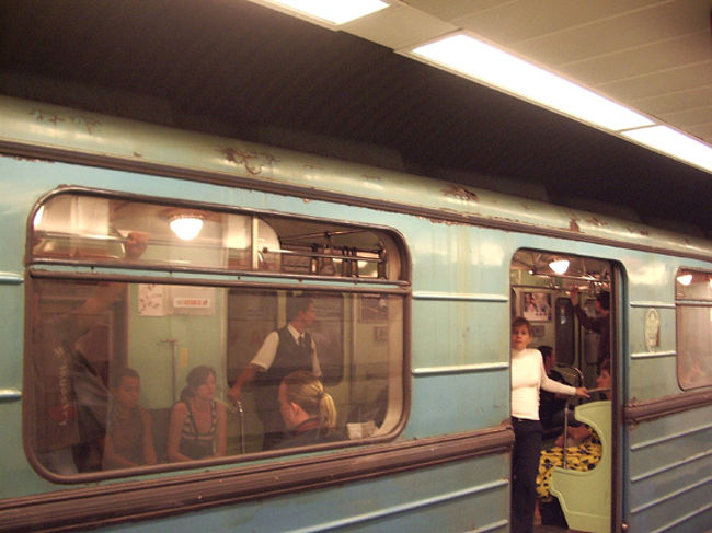 ブダペストの地下鉄２号線の車両です。レトロな車両というか古くかなり錆びています。発車、停車の加速度が大きく、手すりにつかまっていないと振り回されてしまいます。