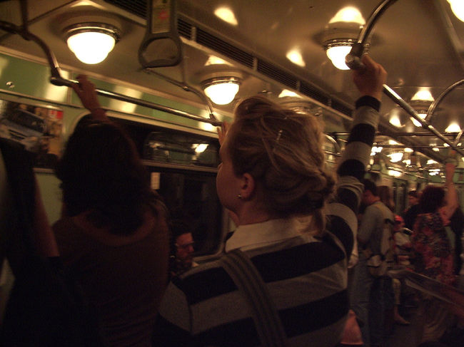 地下鉄車内の写真です。