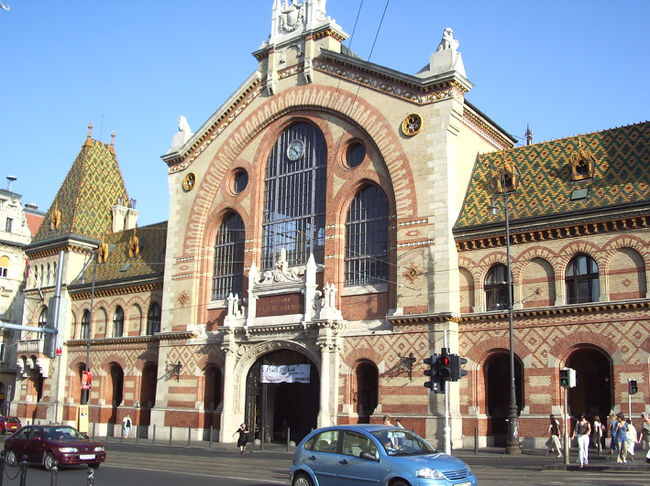 中央市場の外観です。最初は何のたてものか解らなかったというか、屋根の模様を見て、教会かなと思ってしまいました。