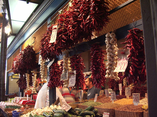 中央市場の中にあった、ハンガリー名物パプリカ屋です。大きな唐辛子のように見えます。中央市場はとても広く、色々な食材店が軒を並べています。肉屋、魚屋、ソーセージ屋、八百屋、果物屋、ほとんど全てがそろっています。