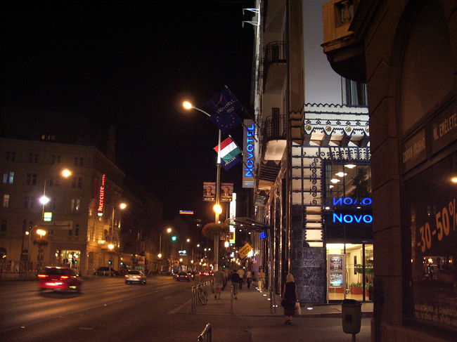 NOVOTEL CENTRUMに宿泊しました。付近の夜景です。ペスト地区にあります。ｋの道をまっすぐ５００ｍほど行くと東駅の正面に出ます。７番、７０番台のバスが走っており、近くに地下鉄駅（ブラハ・ルイズ・テール）があります。ドナウ川沿いのショッピング街にはバス、地下鉄のどちらでも出ることができます。世界遺産のアンダルーシ通りにはトラムで出れます。